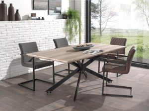 Table avec plateau en bois et structure métallique