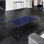 Table de salon avec un cadre en acier peinture noire epoxy et plateau en verre bleu