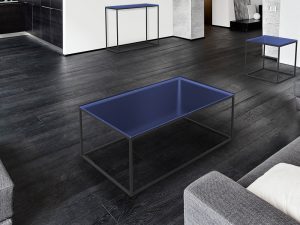 Table de salon avec un cadre en acier peinture noire epoxy et plateau en verre bleu