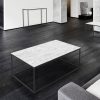 Table de salon avec un cadre en acier peinture noire epoxy et plateau en céramique marbre mat
