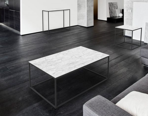 Table de salon avec un cadre en acier peinture noire epoxy et plateau en céramique marbre mat