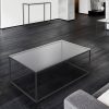 Table de salon avec un cadre en acier peinture noire epoxy et plateau en verre cristallin