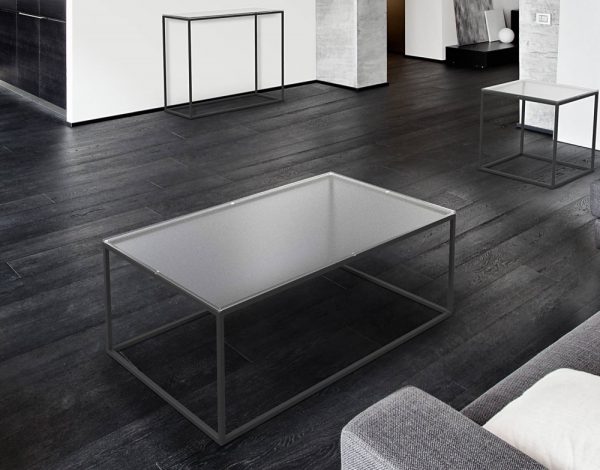 Table de salon avec un cadre en acier peinture noire epoxy et plateau en verre cristallin