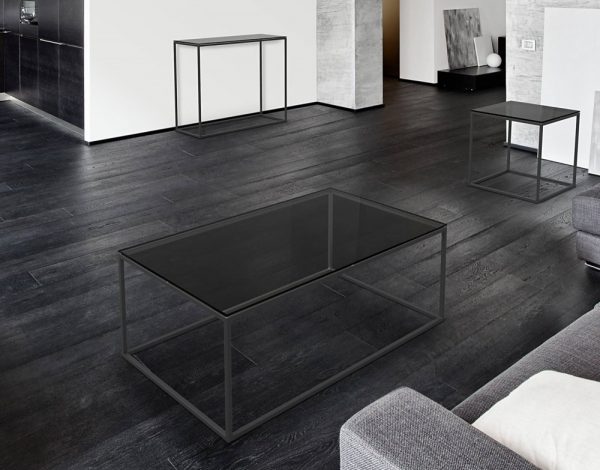 Table de salon avec un cadre en acier peinture noire epoxy et plateau en verre gris fumé