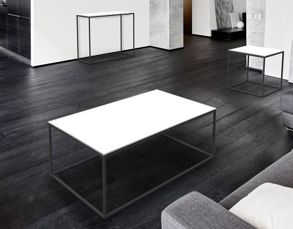 Table de salon avec un cadre en acier peinture noire epoxy et plateau en verre laque blanc