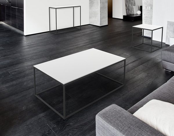 Table de salon avec un cadre en acier peinture noire epoxy et plateau en verre laque blanc depoli