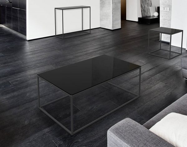 Table de salon avec un cadre en acier peinture noire epoxy et plateau en verre laqué noir