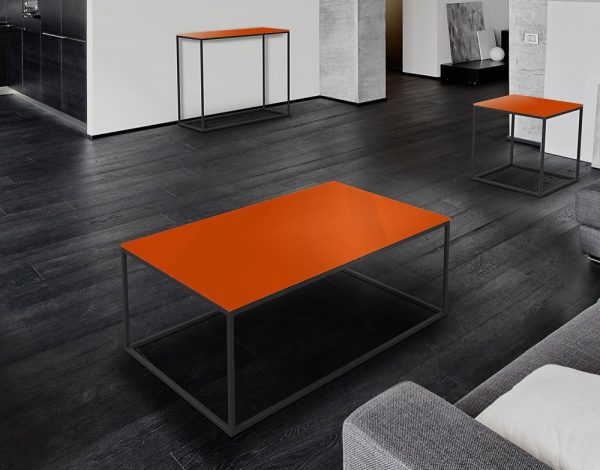 Table de salon avec un cadre en acier peinture noire epoxy et plateau en verre laque orange