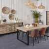 La salle à manger UDINE réalisée en décor bois avec des détails en noir mat