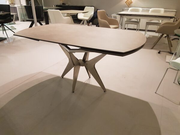 Table en céramique boomerang fermé
