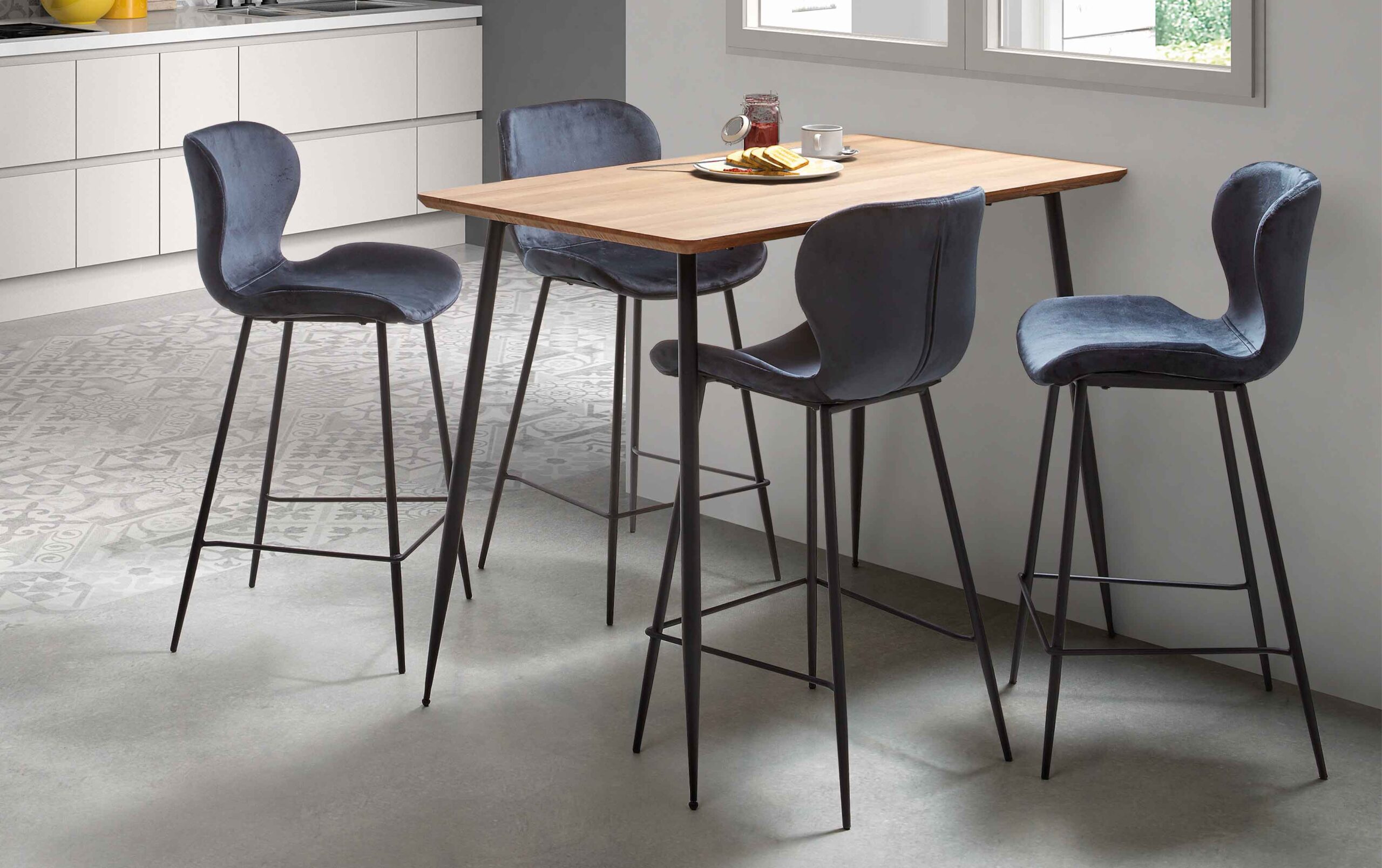 Table et chaises hautes - illustration d'article