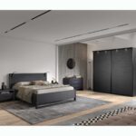 Chambre avec un lit de 160 cm, une garde-robe de 217 cm, 2 chevets et une commode de 110 cm
