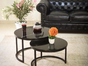 Set de 2 petites tables basses avec un plateau en décor marbre noir et piètement en métal noir